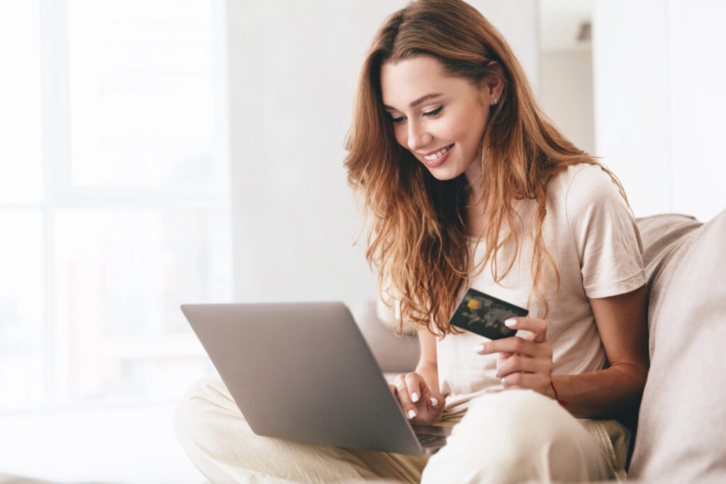 youngconfidentprettywomanworkingwithlaptopandcreditcard