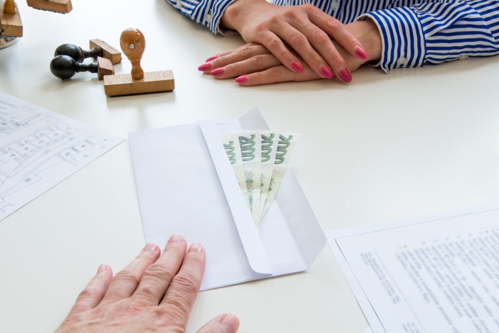 womanofficereceivingabribefromaclientczechcurrency
