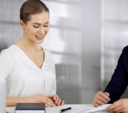 businesspeoplediscussingsomethingwhilesittinginoffice-focusat